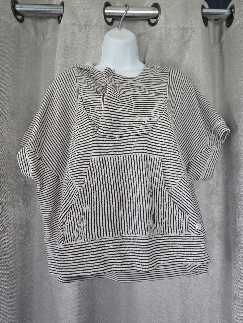 ⭐️Billabong Black & White Striped Short-Sleeve Hooded Pullover⭐️